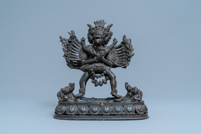 Un groupe en bronze figurant Mahakala et Yab-Yum, Tibet, 19&egrave;me