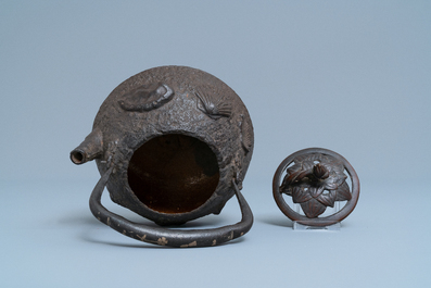 A Japanese cast iron 'tetsubin' teapot with shells and crabs, Edo/Meiji, 18/19th C.