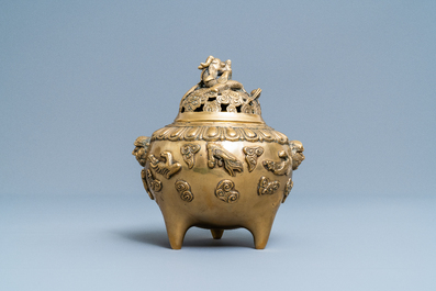 Un br&ucirc;le-parfum tripod couvert en bronze, Chine, 19/20&egrave;me