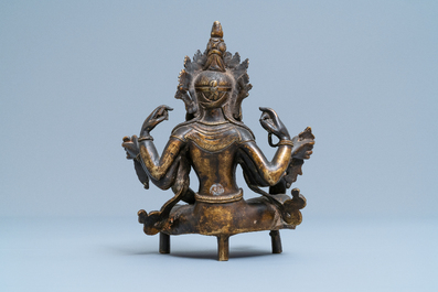 Een Nepalese massieve bronzen figuur van Vasudhara, 19e eeuw