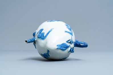 A Chinese blue and white peach-shaped cadogan teapot, 18/19th C.