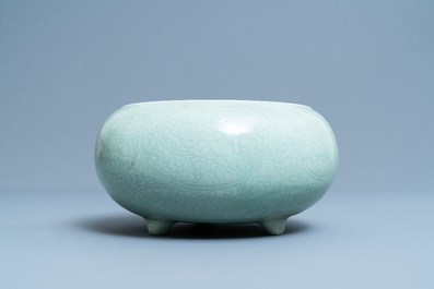 Een Chinese monochrome celadon driepotige wierookbrander met onderglazuur floraal decor, Kangxi