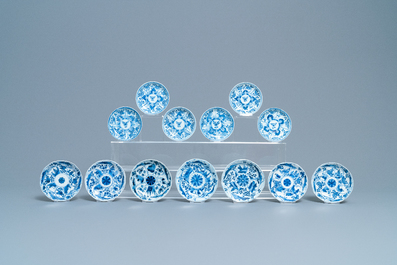 Vingt tasses et vingt-quatre soucoupes en porcelaine de Chine en bleu et blanc, Kangxi