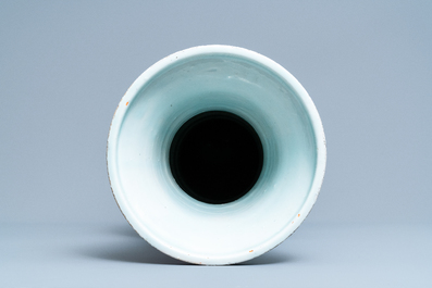 Un grand vase imp&eacute;rial de forme 'zun' en porcelaine de Chine en bleu et blanc, marque et &eacute;poque de Wanli