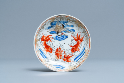 Une tasse et soucoupe en porcelaine de Chine &agrave; d&eacute;cor de carpes et d'une grue, Yongzheng