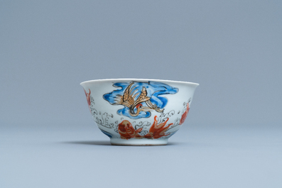 Een Chinese kop en schotel met karpers en een kraanvogel, Yongzheng