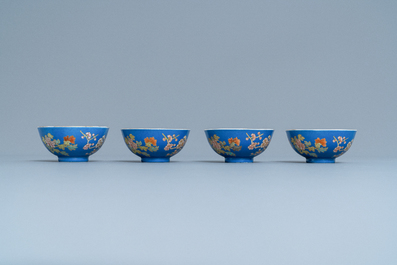 Quatre bols en porcelaine de Chine &agrave; d&eacute;cor floral sur fond bleu, marque de Yongzheng, R&eacute;publique