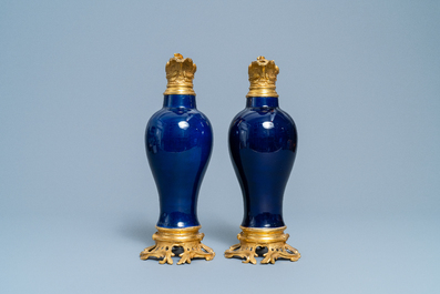 Une paire de vases en porcelaine de Chine bleu monochrome mont&eacute;s en verseuses en bronze dor&eacute;, 18/19&egrave;me