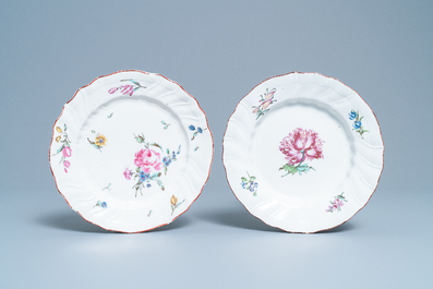 Vier polychrome borden met bloemen, Doorniks porselein, 18e eeuw