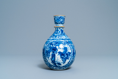 Een Chinese blauw-witte hookah-basis met eekhoorns en druivenranken, Kangxi