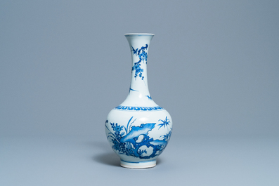 Un vase de forme bouteille en porcelaine de Chine en bleu et blanc &agrave; d&eacute;cor d'un tigre et deux papillons, &eacute;poque Transition