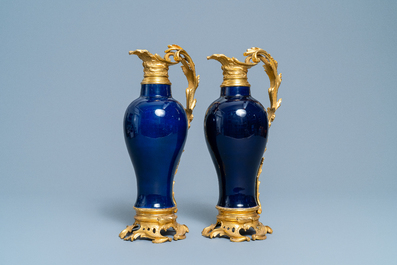 Une paire de vases en porcelaine de Chine bleu monochrome mont&eacute;s en verseuses en bronze dor&eacute;, 18/19&egrave;me