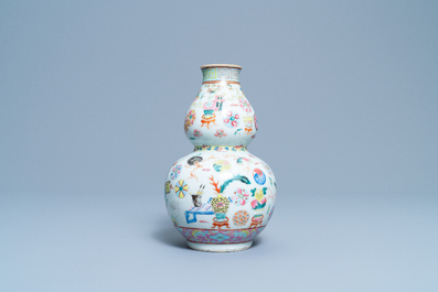 A Chinese famille rose double gourd 'antiquities' vase, 19th C.