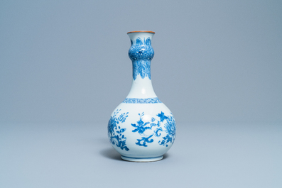 Een Chinese blauw-witte knobbelvaas met floraal decor, Yongzheng/Qianlong