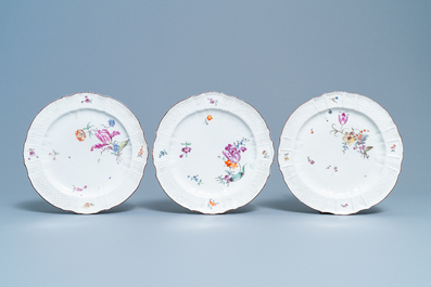 Neuf assiettes en porcelaine polychrome de H&ouml;chst &agrave; d&eacute;cor de fleurs, Allemagne, 18&egrave;me