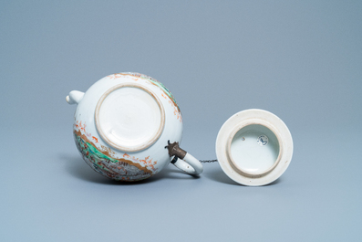 Een grote Chinese famille rose theepot met Meissen-stijl decor, Qianlong