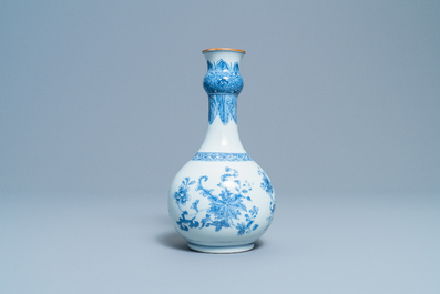 Een Chinese blauw-witte knobbelvaas met floraal decor, Yongzheng/Qianlong