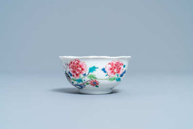 Une tasse et soucoupe en porcelaine de Chine famille rose &agrave; d&eacute;cor d'un coq, Yongzheng