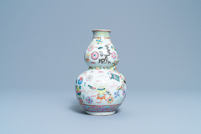 Un vase de forme double gourde en porcelaine de Chine famille rose, 19&egrave;me