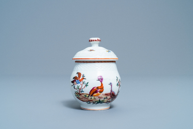 Une assiette et un cr&eacute;mier en porcelaine polychrome de Tournai &agrave; d&eacute;cor d'oiseaux, 18&egrave;me