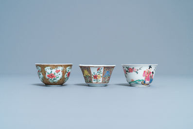 Trois tasses et soucoupes en porcelaine de Chine famille rose, Yongzheng/Qianlong