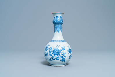 Un vase de forme bouteille en porcelaine de Chine en bleu et blanc, Yongzheng/Qianlong