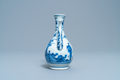 Une verseuse, une paire de plats et une coupe ovale en porcelaine d'Arita en bleu et blanc, Japon, Edo, 17/18&egrave;me