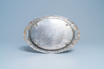 Un plat ovale en argent &agrave; d&eacute;cor floral incis&eacute;, Tha&iuml;lande, 19/20&egrave;me