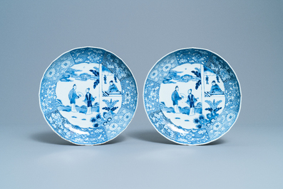 Une paire de plats en porcelaine de Chine en bleu et blanc &agrave; d&eacute;cor de 'La romance de la chambre de l'ouest', Qianlong