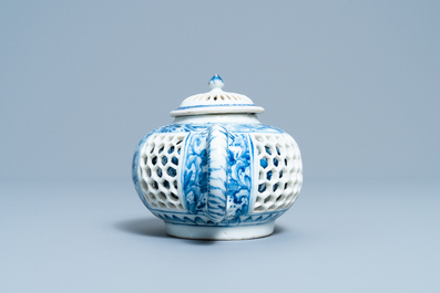 Een Chinese blauw-witte opengewerkte dubbelwandige theepot met deksel, Transitie periode