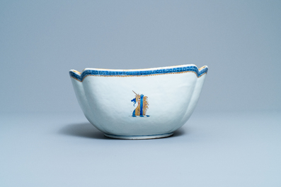 Un bol armori&eacute; pour le march&eacute; anglais aux armes de Gale en porcelaine de Chine en bleu, blanc et dor&eacute;, Qianlong