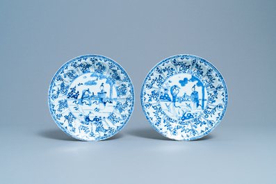 Vier Chinese blauw-witte schotels met dames in een landschap, Kangxi/Yongzheng