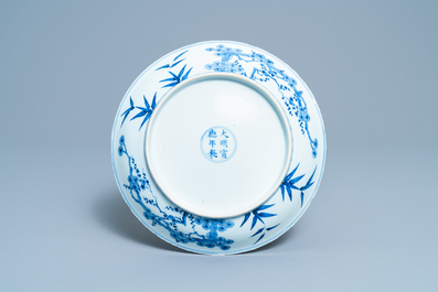 Een Chinese blauw-witte 'Drie vrienden van de winter' schotel, Xuande mark, Kangxi