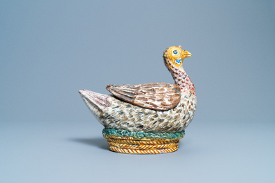 Une terrine couverte en forme de canard en fa&iuml;ence polychrome, France, 18&egrave;me