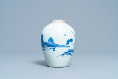 Un pot en porcelaine de Chine en bleu et blanc &agrave; d&eacute;cor d'un paysage, &eacute;poque Transition