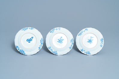 Douze assiettes en porcelaine de Chine en bleu et blanc &agrave; d&eacute;cor de 'La romance de la chambre de l'ouest', Qianlong