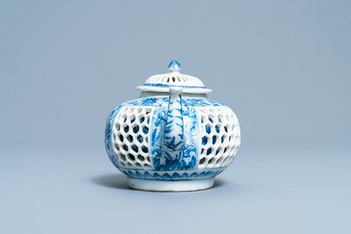 Une th&eacute;i&egrave;re couverte en porcelaine de Chine en bleu et blanc &agrave; double parois ajour&eacute;, &eacute;poque Transition