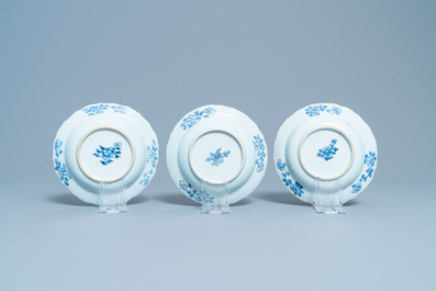 Douze assiettes en porcelaine de Chine en bleu et blanc &agrave; d&eacute;cor de 'La romance de la chambre de l'ouest', Qianlong