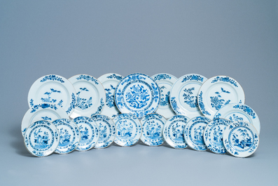 Dix-neuf assiettes en porcelaine de Chine en bleu et blanc, Qianlong