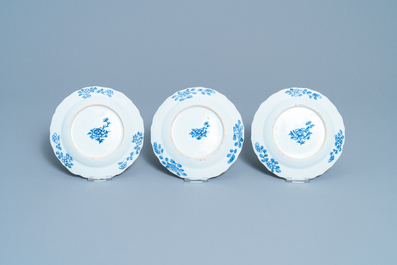 Douze assiettes en porcelaine de Chine en bleu et blanc &agrave; d&eacute;cor de 'La romance de la chambre de l'ouest', Qianlong