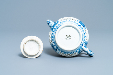 Une th&eacute;i&egrave;re couverte en porcelaine de Chine en bleu et blanc &agrave; double parois ajour&eacute;, &eacute;poque Transition