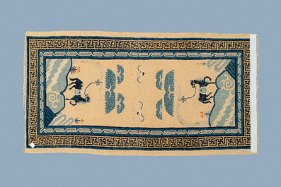 A rectangular Chinese hand-knotted wool carpet, 19/20th C.