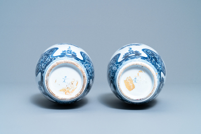 Une paire de vases en fa&iuml;ence de Delft en bleu et blanc &agrave; d&eacute;cor de chinoiserie de style Kangxi, vers 1800