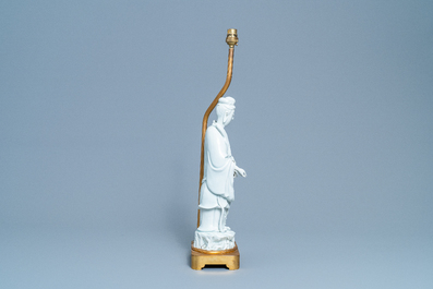 Een Chinese blanc de Chine figuur van Guanyin op verguld bronzen lampvoet, 19/20e eeuw