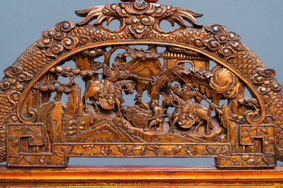 Un &eacute;cran en bois sculpt&eacute; et dor&eacute; pour le march&eacute; Straits ou Peranakan, 19&egrave;me