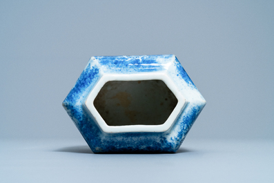 Een Chinese hexagonale blauw-witte 'draken' vaas, 19e eeuw