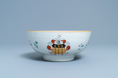 Un bol armori&eacute; en porcelaine de Chine famille rose, Qianlong