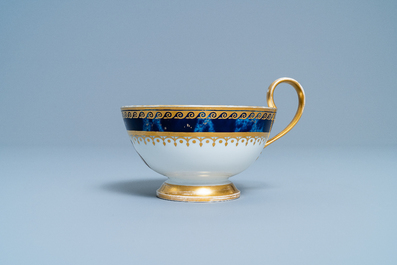 Une tasse et soucoupe en porcelaine de S&egrave;vres armori&eacute;e pour von Linsingen, France, 1&egrave;re moiti&eacute; du 19&egrave;me