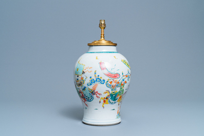 Een Chinese famille rose vaas met krijgers op verguld bronzen lampvoet, 19/20e eeuw