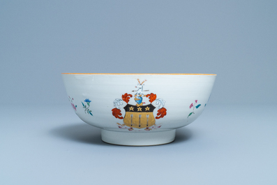 Un bol armori&eacute; en porcelaine de Chine famille rose, Qianlong